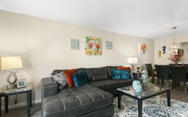 2 Bedroom 2Bath Deluxe Apt with Patio