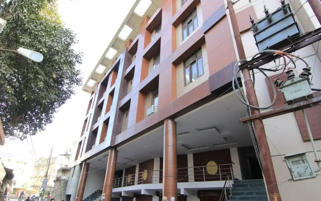 Collection O 50114 S R Grand Charbagh