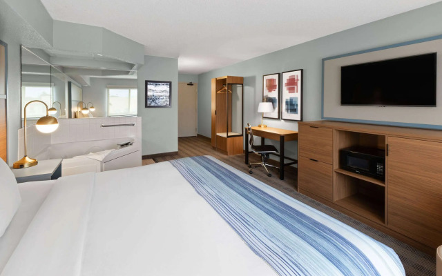 AmericInn by Wyndham North Branch