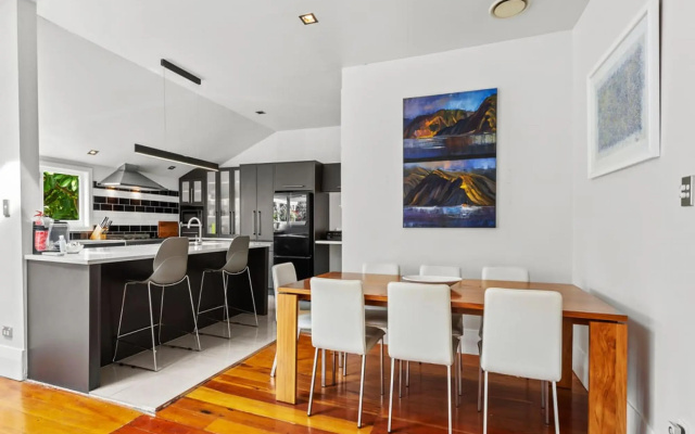 Charming Spacious Home In Birkenhead