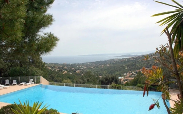Apartment With one Bedroom in Roquebrune-sur-argens, With Wonderful se