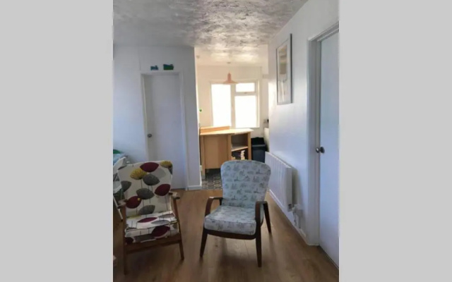 Cosy, Quiet bungalow, one minute from the beach.