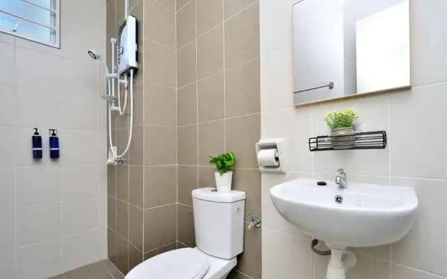 Minions Homestay_Near KLIA_WIFI + TV Box
