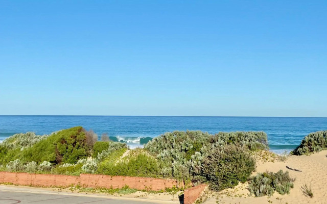 8 Settler Sands Beachfront Accommodation Sea View