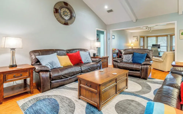 Outdoor Entertainment Space: Austin Family Home