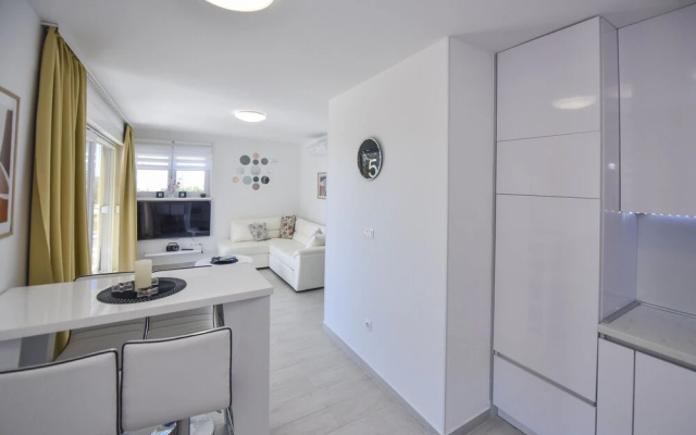 Funtastic C Apartment with Pool and Terrace