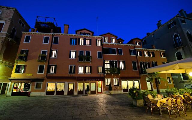 Отель Palazzo del Giglio вид на фасад