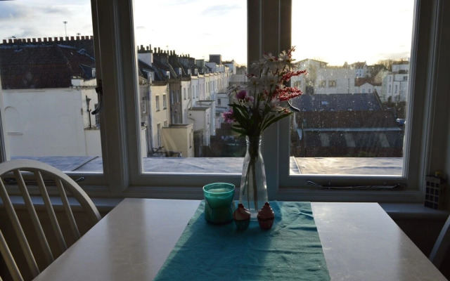 Top Floor Central 2 Bedroom Apartment