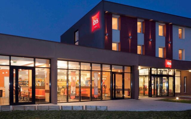 Отель ibis Beauvais Aeroport вид на фасад