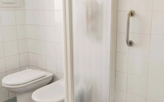 Room-large Double Room in Central Downto