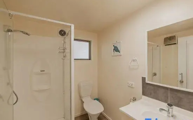 Eclipse Haven | 2BR + Hot Tub + Parking | Sleeps 5