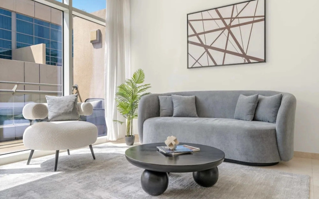 Business Bay Apartment w Balcony Seating