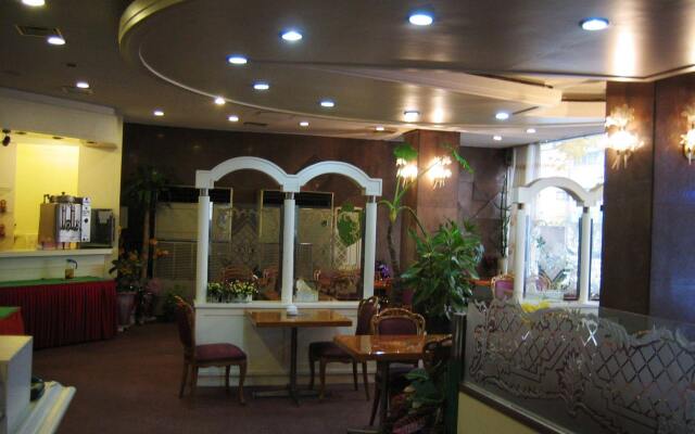 Brown Tourist Hotel вид на фасад