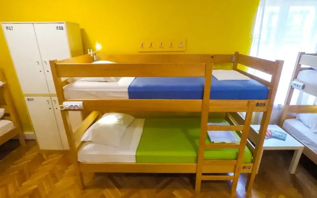 Whole Wide World Hostel & Bar