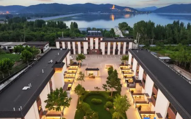 Rujia Business Hotel (Qufuni Mountain Holy Scenic Area Branch)