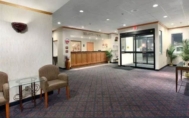 海斯大使酒店及会议中心(Hays Ambassador Hotel & Conference Center)