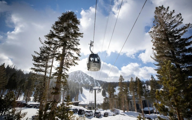 Large Upgraded 4 Bedroom Condo in Mammoth! Easy access To Hot Tubs, Pool, Sauna by RedAwning