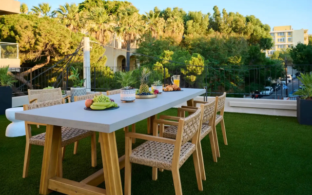 Monarco ​Executive ​Rooms