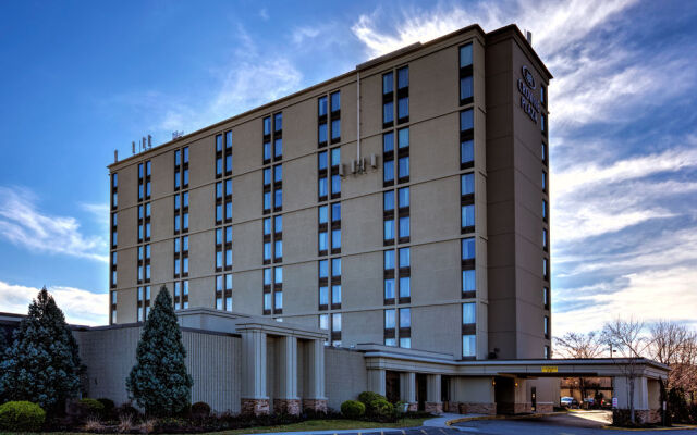 Отель Crowne Plaza Hotel-Newark Airport США, Элизабет - отзывы, цены и фото номеров - забронировать отель Crowne Plaza Hotel-Newark Airport онлайн вид на фасад