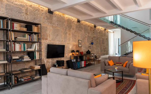Valverde Art Space Loft by DomuSicily