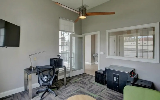 Apartment-Smart Downtown 2 BR