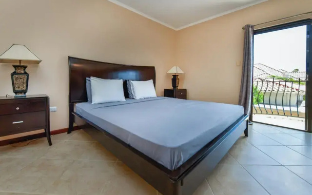 Gated Community 2br3ba Gold Coast Pools GYM