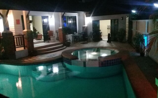 4 Bedroom House & Private Pool Pattaya 1