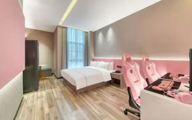 ReMAX Hot Mai E-sports Hotel (Zhenhai Government Yintai Branch)