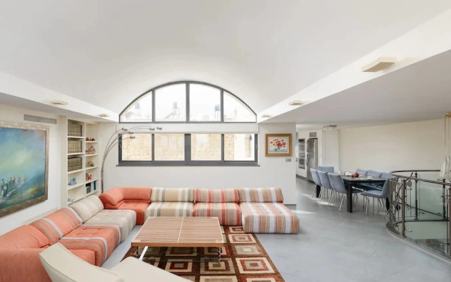 Luxury Duplex with Rooftop by FeelHome