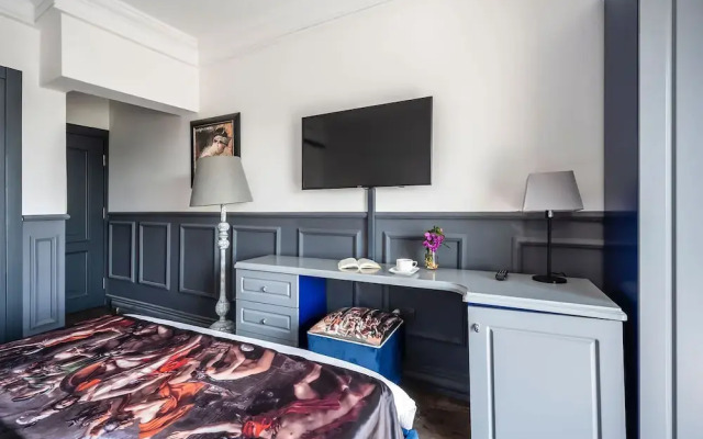 Art & Interiors