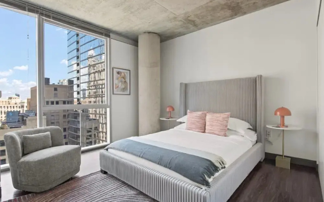 Loop City Views 2BR Apt Near Riverwalk