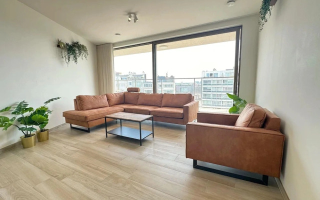 Spacious City Retreat With Balcony