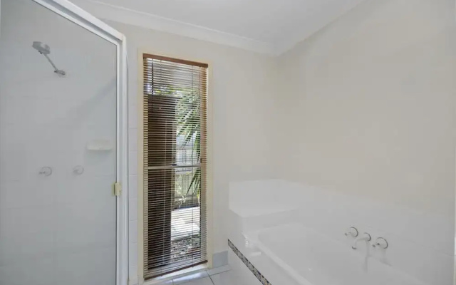 Spacious 4-bed Family Retreat With Pool