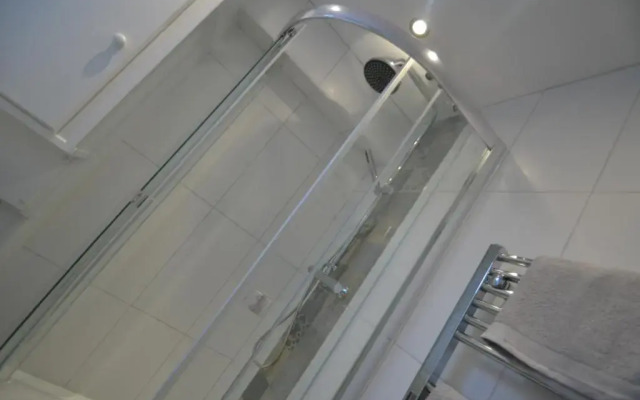 Charming 1 bed riverside apartment