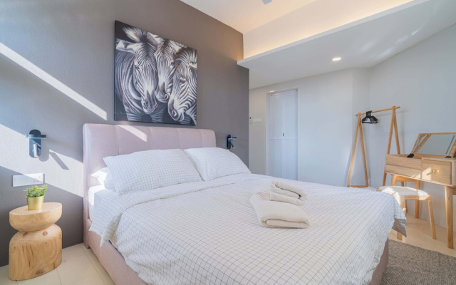 Stylish 3BR Stay Near Gurney Drive, Free Parking