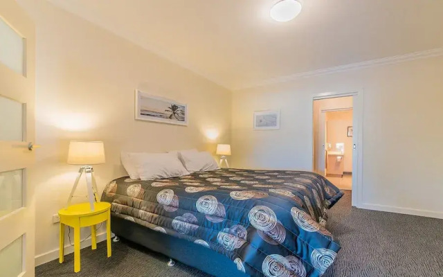 Thompson Avenue Apartments No.1