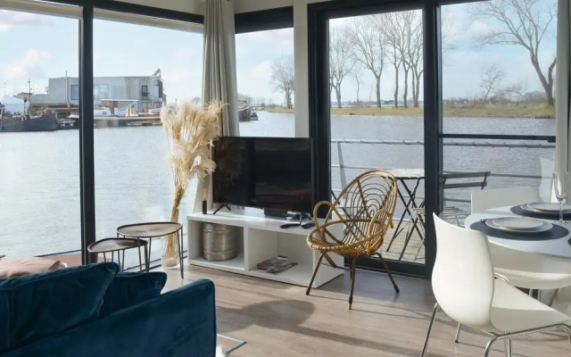 Houseboat Escapade