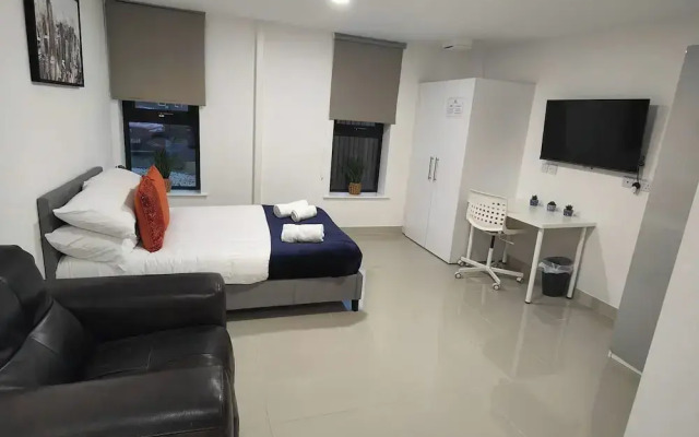 Leeds 3 Bed En-suites Apartment Retreat- Sleeps 9