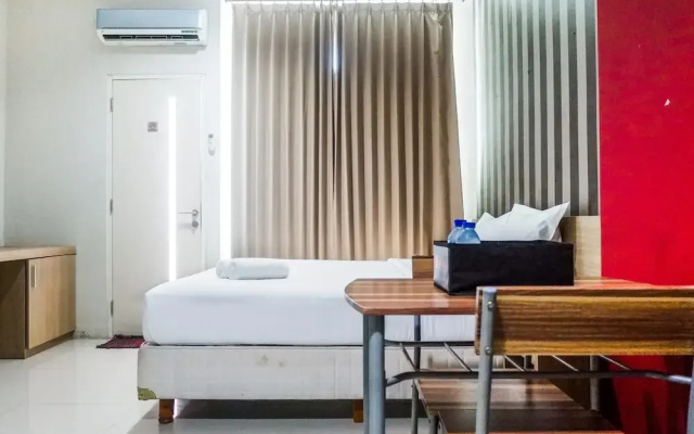 Spacious Studio Room at the Square Apartment