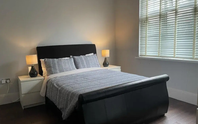Stunning 4-bed House in Northwood