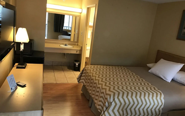 Travelodge by Wyndham Tacoma Near McChord AFB