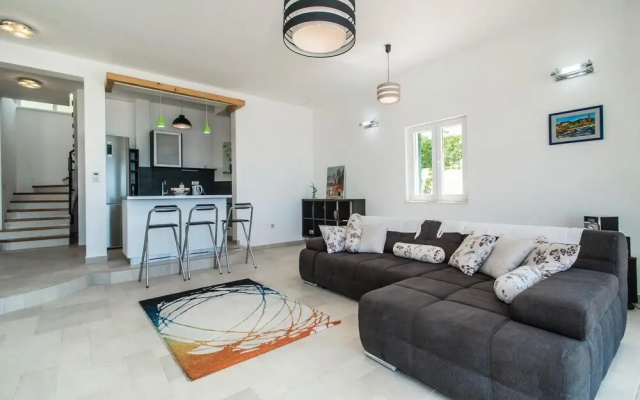 Stunning Home in Sevid With Wifi and 5 Bedrooms