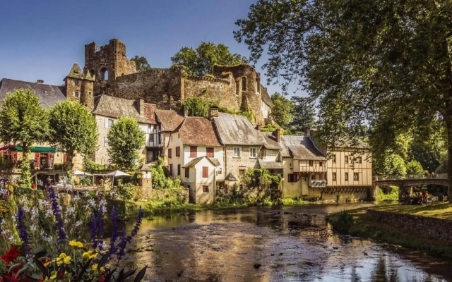 Charming holiday home in Ségur-le-Château with parking