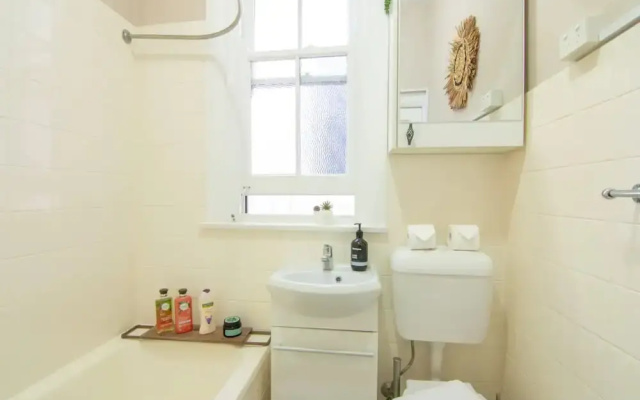 Cosy Apartment Walking Distance to Manly Beach