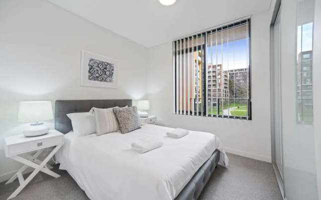 HomeHotel Walking Distance to Train & Westfield