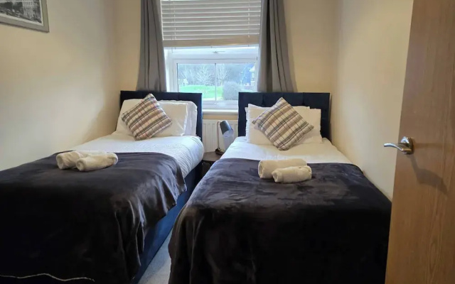House - Sleeps 6 & Parking