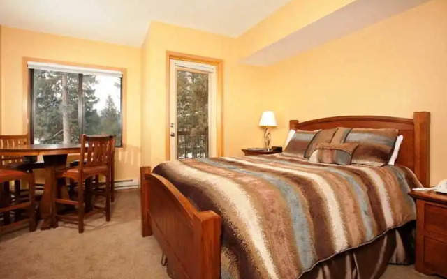 Slopeside Lodge