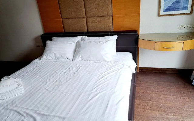 6D - 3 Bedroom Downtown Apartment With Shared Pool