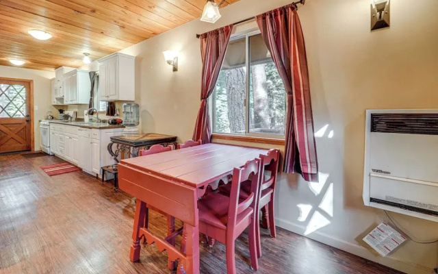 Near Slopes, Donner Lake & Trails! Woodsy Retreat