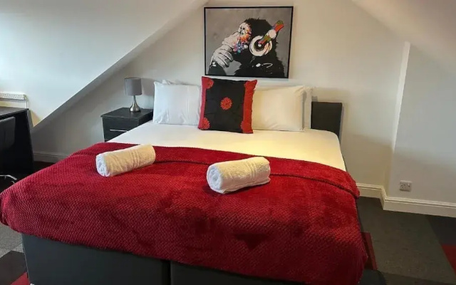 Gloucester-4 Bed Home for Work & Leisure
